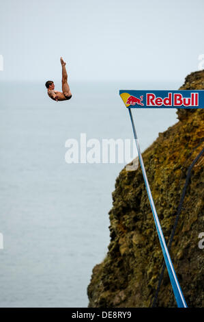 St Davids, Wales, UK. 13. September 2013. Mat Cowen Großbritannien (GBR) taucht in Runde 1 am Tag 1 für die Red Bull Cliff Diving World Series vom Blue Lagoon, Pembrokeshire, Wales. Dies ist die sechste Station der World Series 2013 und erst zum zweiten Mal die Veranstaltung hat das Vereinigte Königreich besucht. Die Konkurrenten führen Tauchgänge im Meer von einer speziell konstruierten 27 Meter hohen Plattform. Bildnachweis: Action Plus Sport Bilder/Alamy Live News Stockfoto