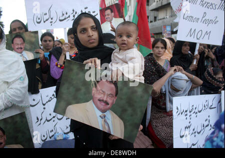 Aktivisten und Unterstützer der Muttahida Qaumi Bewegung protestieren gegen die Verhaftung von ihrer Partei und Führer in Ziel Suchvorgang durch Sicherheitskräfte, während einer Demonstration im Presseklub Karachi auf Freitag, 13. September 2013. Stockfoto