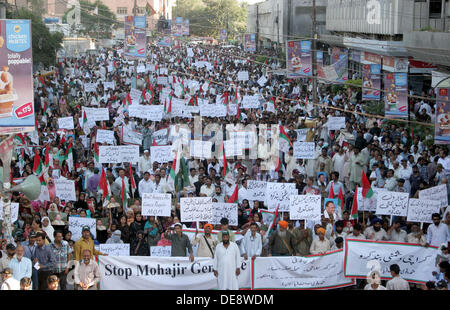 Aktivisten und Unterstützer der Muttahida Qaumi Bewegung protestieren gegen die Verhaftung von ihrer Partei und Führer in Ziel Suchvorgang durch Sicherheitskräfte, während einer Demonstration im Presseklub Karachi auf Freitag, 13. September 2013. Stockfoto