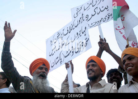 Aktivisten und Unterstützer der Muttahida Qaumi Bewegung protestieren gegen die Verhaftung von ihrer Partei und Führer in Ziel Suchvorgang durch Sicherheitskräfte, während einer Demonstration im Presseklub Karachi auf Freitag, 13. September 2013. Stockfoto