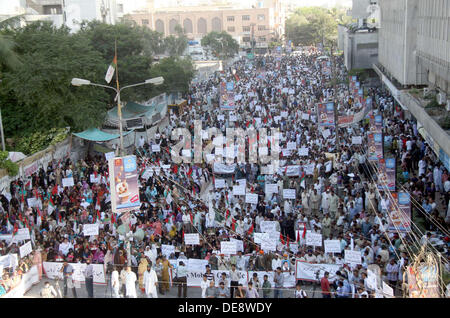 Aktivisten und Unterstützer der Muttahida Qaumi Bewegung protestieren gegen die Verhaftung von ihrer Partei und Führer in Ziel Suchvorgang durch Sicherheitskräfte, während einer Demonstration im Presseklub Karachi auf Freitag, 13. September 2013. Stockfoto