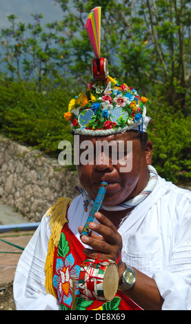 Volador beim Flötenspiel und Trommel während des Rituals, bevor der Stamm des Baumes errichtet ist, für zukünftige Voladores in Mexiko zeigt. Stockfoto