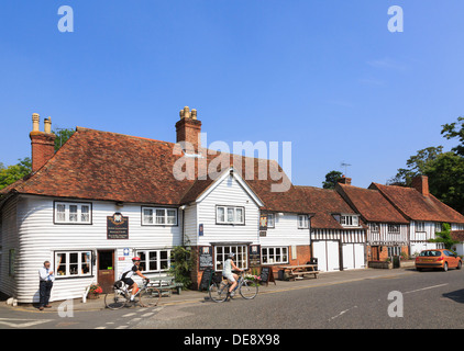 Menschen Radfahrer außerhalb des Chequers Inn alten 14. Jahrhundert Coaching Inn Pub in malerischen englischen Dorf. The Street Smarden Kent England Großbritannien Stockfoto