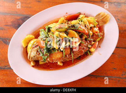 Fried Rubin Fisch mit süß, Sauer und hot Sauce auf Teller garniert Stockfoto