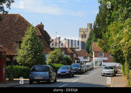 Blick auf Dorfkirche mit Autos parken entlang der Straße, Smarden, Kent, England, UK, Großbritannien Stockfoto