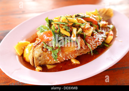 Fried Rubin Fisch mit süß, Sauer und hot Sauce auf Teller garniert Stockfoto