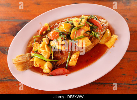 Fried Rubin Fisch mit süß, Sauer und hot Sauce auf Teller garniert Stockfoto