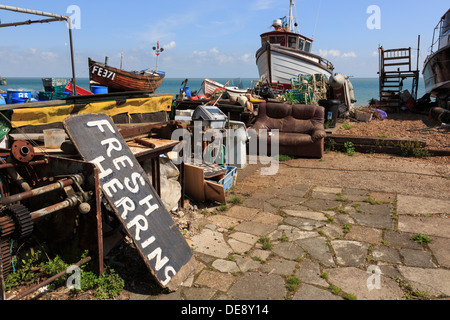 Angelboote/Fischerboote und Zeichen für frische Heringe auf eine Süd-Küste Strand Meer in Deal, Kent, England, UK, Großbritannien Stockfoto