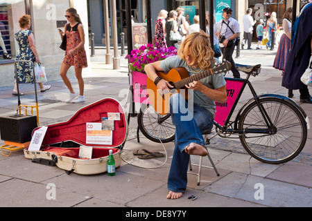 BUSKER Gitarrist Ben Powell spielt die Gitarre in das Stadtzentrum von Bath Somerset England UK GB EU Europa Straßenmusik Stockfoto