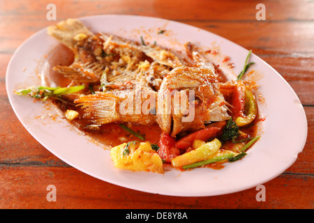 gegessen gebratene Ruby Fisch mit süß, Sauer und hot Sauce auf Teller garniert Stockfoto