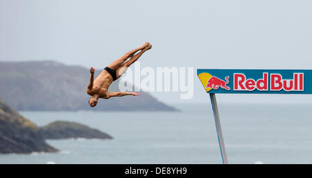 St Davids, Wales. 13. September 2013. Kris Kolanus von Polen (POL) taucht in Runde 1 am 1. Tag von der Red Bull Cliff Diving World Series von Blue Lagoon, Pembrokeshire, Wales. Dies ist die sechste Station der World Series 2013 und erst zum zweiten Mal die Veranstaltung hat das Vereinigte Königreich besucht. Die Konkurrenten führen Tauchgänge im Meer von einer speziell konstruierten 27 Meter hohen Plattform. Bildnachweis: Aktion Plus Sport/Alamy Live-Nachrichten Stockfoto