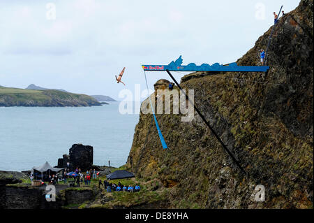 St Davids, Wales. 13. September 2013. Kris Kolanus von Polen (POL) taucht in Runde 1 am 1. Tag von der Red Bull Cliff Diving World Series von Blue Lagoon, Pembrokeshire, Wales. Dies ist die sechste Station der World Series 2013 und erst zum zweiten Mal die Veranstaltung hat das Vereinigte Königreich besucht. Die Konkurrenten führen Tauchgänge im Meer von einer speziell konstruierten 27 Meter hohen Plattform. Bildnachweis: Aktion Plus Sport/Alamy Live-Nachrichten Stockfoto