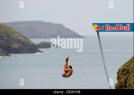 St Davids, Wales. 13. September 2013. Michal Navratil der Tschechischen Republik (CZE) taucht in Runde 1 am 1. Tag von der Red Bull Cliff Diving World Series von Blue Lagoon, Pembrokeshire, Wales. Dies ist die sechste Station der World Series 2013 und erst zum zweiten Mal die Veranstaltung hat das Vereinigte Königreich besucht. Die Konkurrenten führen Tauchgänge im Meer von einer speziell konstruierten 27 Meter hohen Plattform. Bildnachweis: Aktion Plus Sport/Alamy Live-Nachrichten Stockfoto