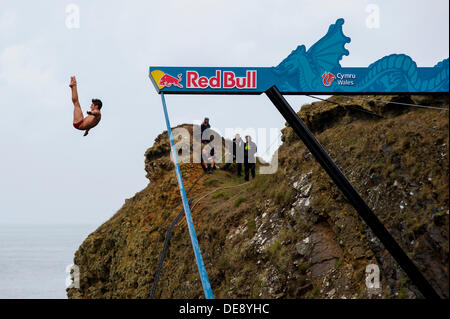 St Davids, Wales. 13. September 2013. Jonathan Paredes von Mexiko (MEX) taucht in Runde 1 am 1. Tag von der Red Bull Cliff Diving World Series von Blue Lagoon, Pembrokeshire, Wales. Dies ist die sechste Station der World Series 2013 und erst zum zweiten Mal die Veranstaltung hat das Vereinigte Königreich besucht. Die Konkurrenten führen Tauchgänge im Meer von einer speziell konstruierten 27 Meter hohen Plattform. Bildnachweis: Aktion Plus Sport/Alamy Live-Nachrichten Stockfoto