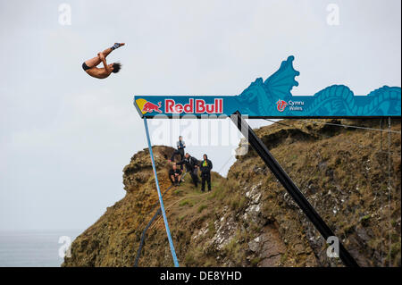 St Davids, Wales. 13. September 2013. Andy Jones von Amerika (USA) taucht in Runde 1 am 1. Tag von der Red Bull Cliff Diving World Series von Blue Lagoon, Pembrokeshire, Wales. Dies ist die sechste Station der World Series 2013 und erst zum zweiten Mal die Veranstaltung hat das Vereinigte Königreich besucht. Die Konkurrenten führen Tauchgänge im Meer von einer speziell konstruierten 27 Meter hohen Plattform. Bildnachweis: Aktion Plus Sport/Alamy Live-Nachrichten Stockfoto