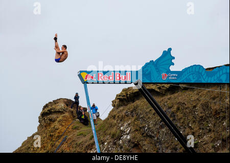 St Davids, Wales. 13. September 2013. Michal Navratil der Tschechischen Republik (CZE) taucht in Runde 1 am 1. Tag von der Red Bull Cliff Diving World Series von Blue Lagoon, Pembrokeshire, Wales. Dies ist die sechste Station der World Series 2013 und erst zum zweiten Mal die Veranstaltung hat das Vereinigte Königreich besucht. Die Konkurrenten führen Tauchgänge im Meer von einer speziell konstruierten 27 Meter hohen Plattform. Bildnachweis: Aktion Plus Sport/Alamy Live-Nachrichten Stockfoto