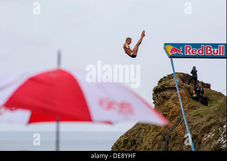 St Davids, Wales. 13. September 2013. Igor Semashko von Russland (RUS) taucht im Regen in Runde 1 am 1. Tag von der Red Bull Cliff Diving World Series von Blue Lagoon, Pembrokeshire, Wales. Dies ist die sechste Station der World Series 2013 und erst zum zweiten Mal die Veranstaltung hat das Vereinigte Königreich besucht. Die Konkurrenten führen Tauchgänge im Meer von einer speziell konstruierten 27 Meter hohen Plattform. Bildnachweis: Aktion Plus Sport/Alamy Live-Nachrichten Stockfoto