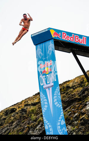 St Davids, Wales. 13. September 2013. Blake Aldridge von Großbritannien (GBR) taucht in Runde 1 am 1. Tag von der Red Bull Cliff Diving World Series von Blue Lagoon, Pembrokeshire, Wales. Dies ist die sechste Station der World Series 2013 und erst zum zweiten Mal die Veranstaltung hat das Vereinigte Königreich besucht. Die Konkurrenten führen Tauchgänge im Meer von einer speziell konstruierten 27 Meter hohen Plattform. Bildnachweis: Aktion Plus Sport/Alamy Live-Nachrichten Stockfoto