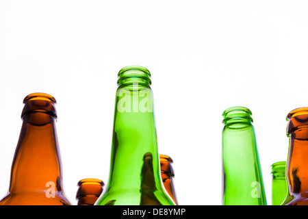 Suchen nach in die hälse von leeren Bierflaschen auf einem weißen Hintergrund. Stockfoto