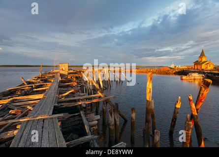 Alte hölzerne Pier bei Sonnenuntergang. Weißes Meer; Karelien; Rußland; Stockfoto