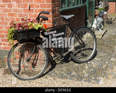 Ein altes altmodische "Handel" Fahrrad früher für Lieferungen jetzt Förderung Hornsea Museum Stockfoto