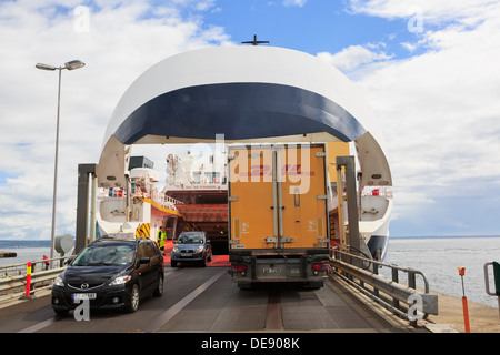 Autos aussteigen und DHL LKW Einschiffung am Oslofjord Fähre nach Moss vom Terminal in Horten, Vestfold, Norwegen, Skandinavien Stockfoto