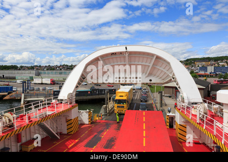 Fahrzeuge fahren auf, hob Autodeck der Fähre Oslofjord auf Moss vom Terminal in Horten, Vestfold, Norwegen, Skandinavien Stockfoto