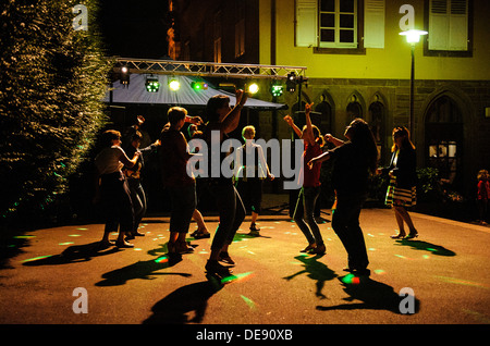 Spät in die Nacht tanzen unter freiem Himmel während Bastille Day Feierlichkeiten in dem Dorf Neuwiller-Les-Saverne, Elsaß Frankreich. Stockfoto