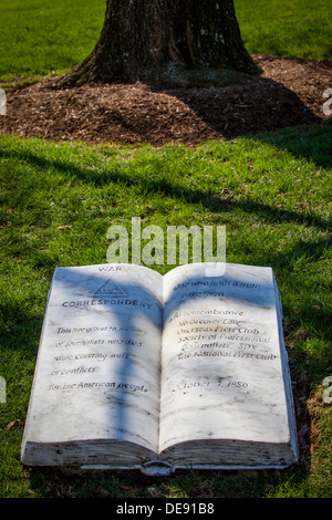 Marker und Baum auf dem Arlington National Cemetery ehrt diejenigen Journalisten getötet und dabei Kriege und Konflikte, Virginia USA Stockfoto