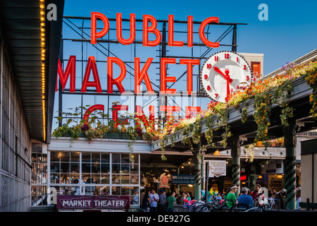 Pike Place öffentlichen Markt (Farmers Market gegründet 1907) in der Nähe der Uferpromenade in Seattle, Washington, USA Stockfoto