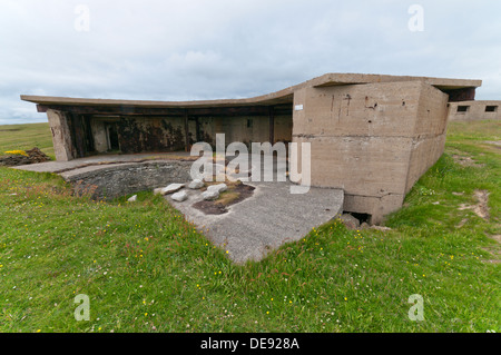 Eine alte Pistole Plätz am Hoxa Head auf South Ronaldsay, mit Blick auf den südlichen Eingang zu Scapa Flow, Orkney. Stockfoto