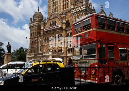 Ein roter Doppeldecker-Bus, schwarze Taxis und Autos im Verkehr mit dem Municipal Corporation Gebäude im Hintergrund, Mumbai Stockfoto