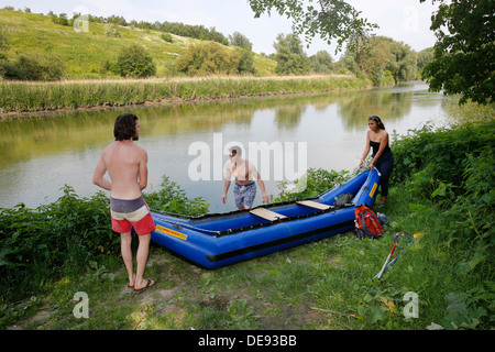 Lünen, Deutschland, fahren junge Menschen mit einem Boot auf der Lippe Stockfoto