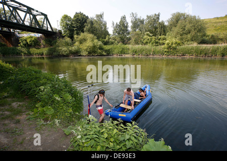 Lünen, Deutschland, fahren junge Menschen mit einem Boot auf der Lippe Stockfoto