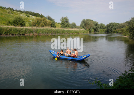 Lünen, Deutschland, fahren junge Menschen mit einem Boot auf der Lippe Stockfoto