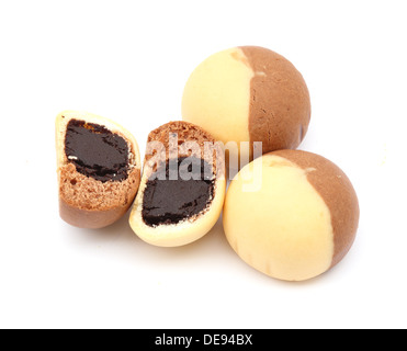 Chocolate thai Mochi auf weißem Hintergrund Stockfoto