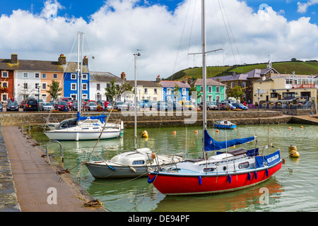 Boote im Hafen im Meer Dorf Aberaeron, Ceredigion, Wales, UK Stockfoto