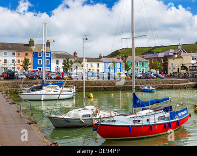 Boote im Hafen im Meer Dorf Aberaeron, Ceredigion, Wales, UK Stockfoto