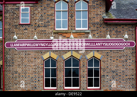 Bahnhof Zeichen für längste Ortsname in Großbritannien, Llanfairpwllgwyngyllgogerychwyrndrobwllllantysiliogogogoch, Anglesey, Wales, UK Stockfoto