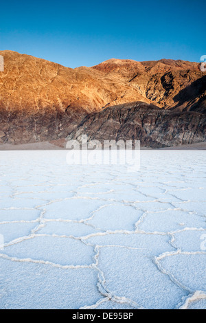 Blick über Salzpfanne auf Badwater Interpretive Bereich aus auf den salt Flats als letzten Sonnenlicht Berggipfel trifft. Stockfoto