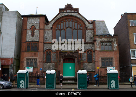 Temporäre Sanitäranlagen außerhalb einer Kirche, Brighton am Marathon Morgen. Stockfoto