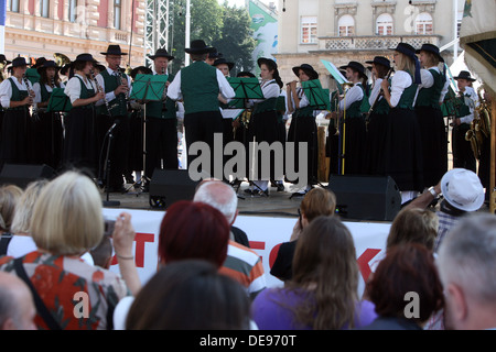 Musik Gesellschaft Sacilia aus Schemmerberg in deutschen folk Kosten während der 47. Folklore-Festival in Zagreb, Kroatien am Juli 19,2013 Stockfoto