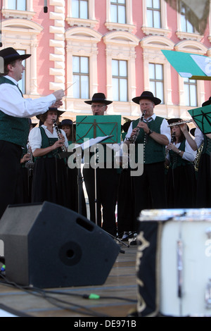 Musik Gesellschaft Sacilia aus Schemmerberg in deutschen folk Kosten während der 47. Folklore-Festival in Zagreb, Kroatien am Juli 19,2013 Stockfoto