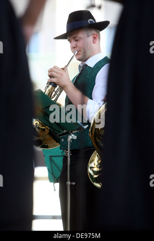Musik Gesellschaft Sacilia aus Schemmerberg in deutschen folk Kosten während der 47. Folklore-Festival in Zagreb, Kroatien am Juli 19,2013 Stockfoto