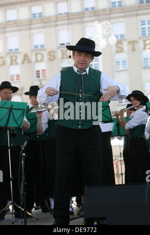 Musik Gesellschaft Sacilia aus Schemmerberg in deutschen folk Kosten während der 47. Folklore-Festival in Zagreb, Kroatien am Juli 19,2013 Stockfoto
