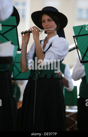 Musik Gesellschaft Sacilia aus Schemmerberg in deutschen folk Kosten während der 47. Folklore-Festival in Zagreb, Kroatien am Juli 19,2013 Stockfoto