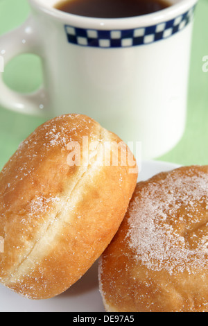 Donuts und Diner Stil Kaffee Tasse Stockfoto