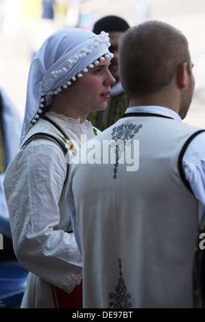 Mitglieder der Folk Gruppe Rizes in griechischer Tracht während der 47. Folklore-Festival in Zagreb, Kroatien am Juli 19,2013 Stockfoto