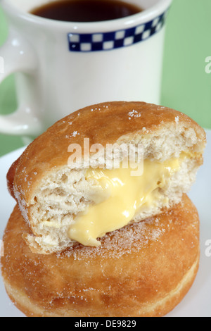 Vanillepudding gefüllt, Donuts und Diner Stil Kaffee Tasse Stockfoto