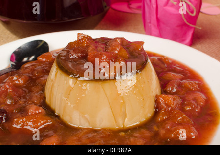 Hausgemachte Panacotta mit einer fruchtigen Soße garniert servieren Stockfoto